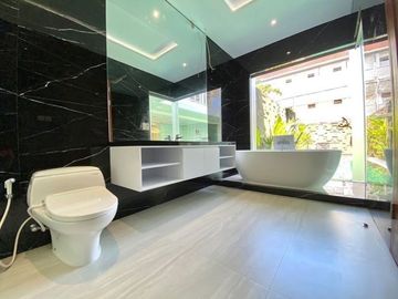 Villa Baru style Modern dekat Pantai Double Six Seminyak