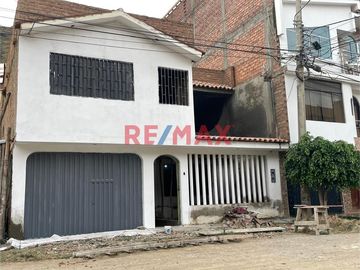 ¿Sueñas con una casa espaciosa y versátil en una ubicación privilegiada? ¡No busques más! Te presentamos una magnífica propiedad de 2 pisos en el jr.