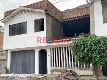 ¿Sueñas con una casa espaciosa y versátil en una ubicación privilegiada? ¡No busques más! Te presentamos una magnífica propiedad de 2 pisos en el jr.