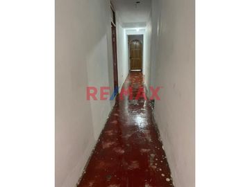 ¿Sueñas con una casa espaciosa y versátil en una ubicación privilegiada? ¡No busques más! Te presentamos una magnífica propiedad de 2 pisos en el jr.