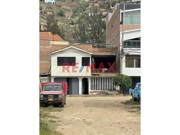 ¿Sueñas con una casa espaciosa y versátil en una ubicación privilegiada? ¡No busques más! Te presentamos una magnífica propiedad de 2 pisos en el jr.