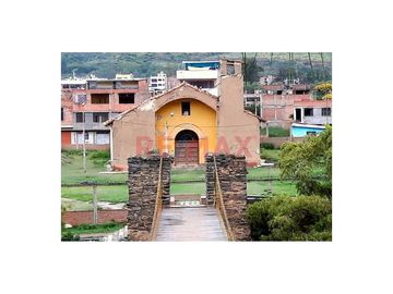 ¿Sueñas con una casa espaciosa y versátil en una ubicación privilegiada? ¡No busques más! Te presentamos una magnífica propiedad de 2 pisos en el jr.