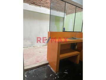 ¿Sueñas con una casa espaciosa y versátil en una ubicación privilegiada? ¡No busques más! Te presentamos una magnífica propiedad de 2 pisos en el jr.