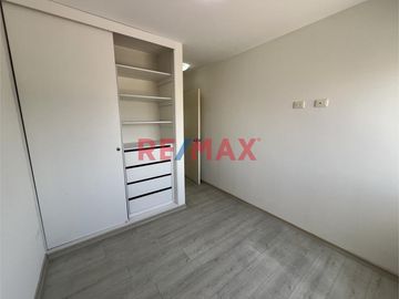 Ubicado en la mejor zona de Surquillo, en calle Las Palomas, este moderno y cómodo departamento te ofrece la ubicación perfecta: al límite con San Isi