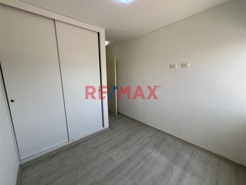 Ubicado en la mejor zona de Surquillo, en calle Las Palomas, este moderno y cómodo departamento te ofrece la ubicación perfecta: al límite con San Isi