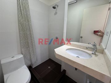 Ubicado en la mejor zona de Surquillo, en calle Las Palomas, este moderno y cómodo departamento te ofrece la ubicación perfecta: al límite con San Isi