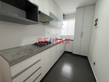 Ubicado en la mejor zona de Surquillo, en calle Las Palomas, este moderno y cómodo departamento te ofrece la ubicación perfecta: al límite con San Isi
