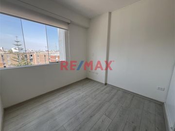 Ubicado en la mejor zona de Surquillo, en calle Las Palomas, este moderno y cómodo departamento te ofrece la ubicación perfecta: al límite con San Isi