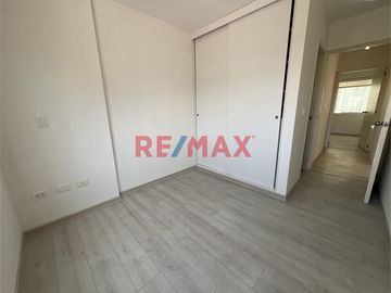 Ubicado en la mejor zona de Surquillo, en calle Las Palomas, este moderno y cómodo departamento te ofrece la ubicación perfecta: al límite con San Isi