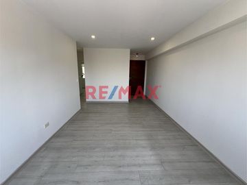 Ubicado en la mejor zona de Surquillo, en calle Las Palomas, este moderno y cómodo departamento te ofrece la ubicación perfecta: al límite con San Isi