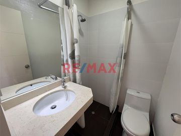 Ubicado en la mejor zona de Surquillo, en calle Las Palomas, este moderno y cómodo departamento te ofrece la ubicación perfecta: al límite con San Isi