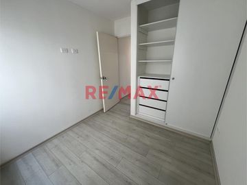 Ubicado en la mejor zona de Surquillo, en calle Las Palomas, este moderno y cómodo departamento te ofrece la ubicación perfecta: al límite con San Isi