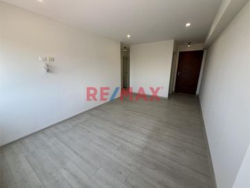 Ubicado en la mejor zona de Surquillo, en calle Las Palomas, este moderno y cómodo departamento te ofrece la ubicación perfecta: al límite con San Isi