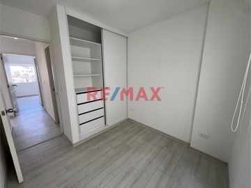 Ubicado en la mejor zona de Surquillo, en calle Las Palomas, este moderno y cómodo departamento te ofrece la ubicación perfecta: al límite con San Isi