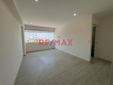 Ubicado en la mejor zona de Surquillo, en calle Las Palomas, este moderno y cómodo departamento te ofrece la ubicación perfecta: al límite con San Isi