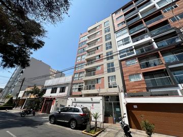 Ubicado en la mejor zona de Surquillo, en calle Las Palomas, este moderno y cómodo departamento te ofrece la ubicación perfecta: al límite con San Isi