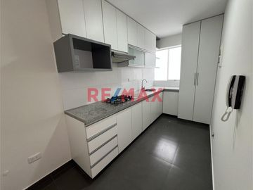 Ubicado en la mejor zona de Surquillo, en calle Las Palomas, este moderno y cómodo departamento te ofrece la ubicación perfecta: al límite con San Isi