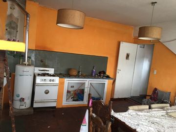 CASA LOTE PROPIO P/3 FAMILIAS C/GARAGE CUBIERTO LAUTARO AL 900