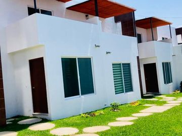 Casa con Alberca en condominio