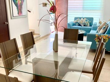 Casa con Alberca en condominio