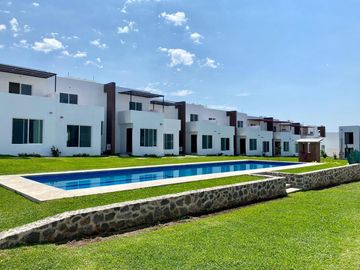 Casa con Alberca en condominio