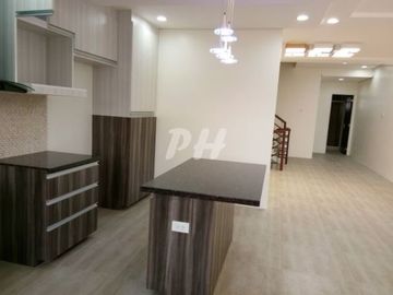 Modern Townhouse for Sale in Kamias near Edsa PH1021