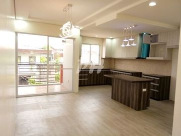 Modern Townhouse for Sale in Kamias near Edsa PH1021