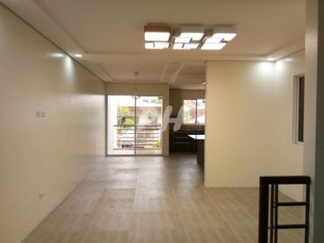 Modern Townhouse for Sale in Kamias near Edsa PH1021