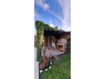 Moderna casa en barrio Caisamar
