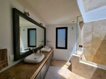 CASA EN VENTA DENTRO DE CLUB DE GOLF AVANDARO