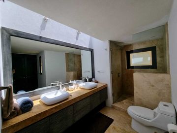 CASA EN VENTA DENTRO DE CLUB DE GOLF AVANDARO