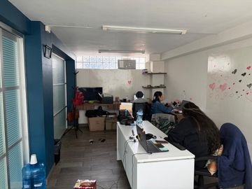 Edificio de 4 niveles en venta en la Colonia San José Mayorazgo, a un costado de Club de Golf
