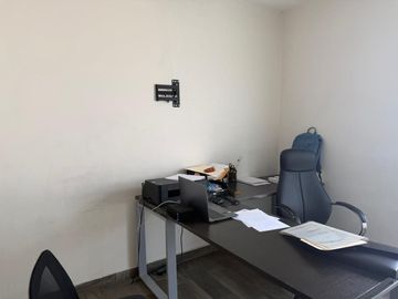 Edificio de 4 niveles en venta en la Colonia San José Mayorazgo, a un costado de Club de Golf