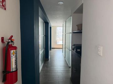 Edificio de 4 niveles en venta en la Colonia San José Mayorazgo, a un costado de Club de Golf