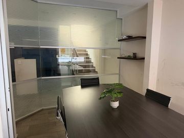 Edificio de 4 niveles en venta en la Colonia San José Mayorazgo, a un costado de Club de Golf
