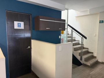 Edificio de 4 niveles en venta en la Colonia San José Mayorazgo, a un costado de Club de Golf