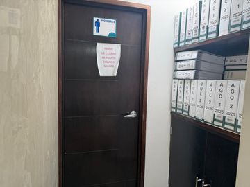 Edificio de 4 niveles en venta en la Colonia San José Mayorazgo, a un costado de Club de Golf