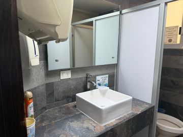 Edificio de 4 niveles en venta en la Colonia San José Mayorazgo, a un costado de Club de Golf