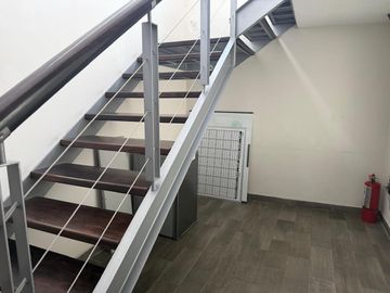 Edificio de 4 niveles en venta en la Colonia San José Mayorazgo, a un costado de Club de Golf