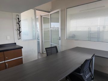 Edificio de 4 niveles en venta en la Colonia San José Mayorazgo, a un costado de Club de Golf