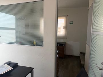 Edificio de 4 niveles en venta en la Colonia San José Mayorazgo, a un costado de Club de Golf