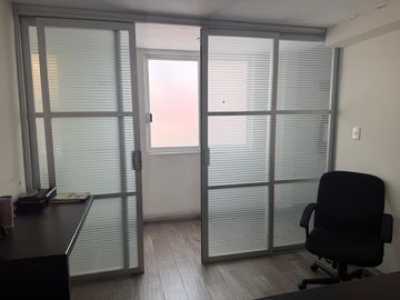 Edificio de 4 niveles en venta en la Colonia San José Mayorazgo, a un costado de Club de Golf