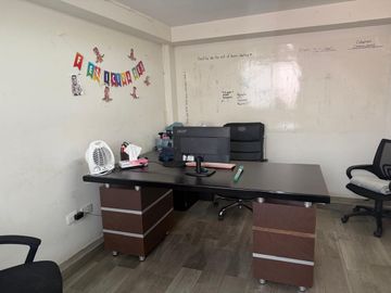 Edificio de 4 niveles en venta en la Colonia San José Mayorazgo, a un costado de Club de Golf