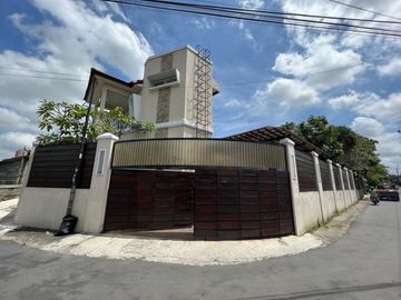 Dijual Rumah Besar konsep Villa ada Private Pool