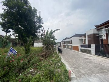 Rumah Mewah Konsep Klasik Lahan Luas Lokasi Depan Candi Prambanan