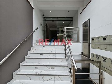 🔺 EDIFICIO

✅️ 7 pisos. 12 departamentos
✅️ Moderno lobby con ascensor Schindler de ultima generación
✅️ Ascensor para discapacitados
✅ Ubicado e