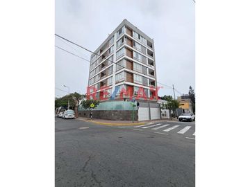 🔺 EDIFICIO

✅️ 7 pisos. 12 departamentos
✅️ Moderno lobby con ascensor Schindler de ultima generación
✅️ Ascensor para discapacitados
✅ Ubicado e