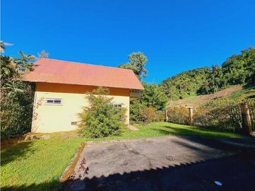 VENDO CASA DE 7HABITACIONES EN CERRO PUNTA