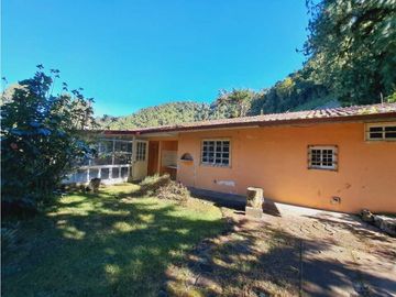 VENDO CASA DE 7HABITACIONES EN CERRO PUNTA