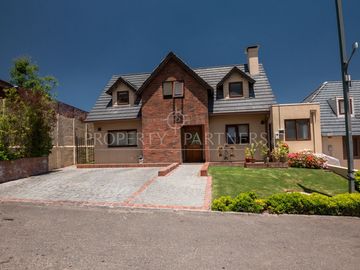 Se vende hermosa y amplia casa en Sector Alto Macul